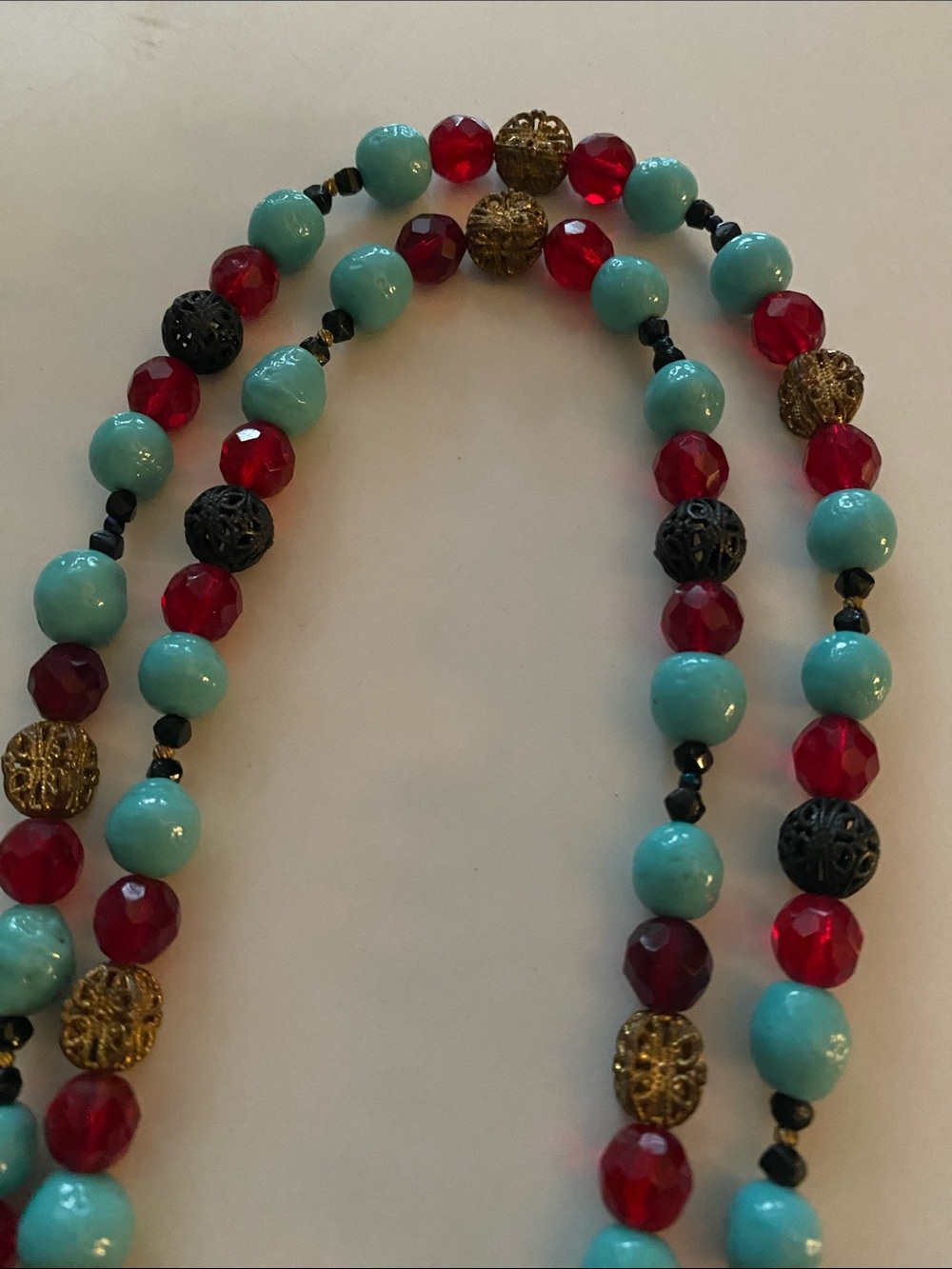 MARVELLA VINTAGE Turquoise & Red Beaded Necklace with Gold Interlock Clasp - Picture 10 of 12